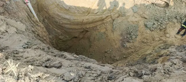 যে গর্তে শিশু পড়েছে বলে জানা যাচ্ছে সেখানকার ছবি। পাশে মাটি খনন করা হচ্ছে।