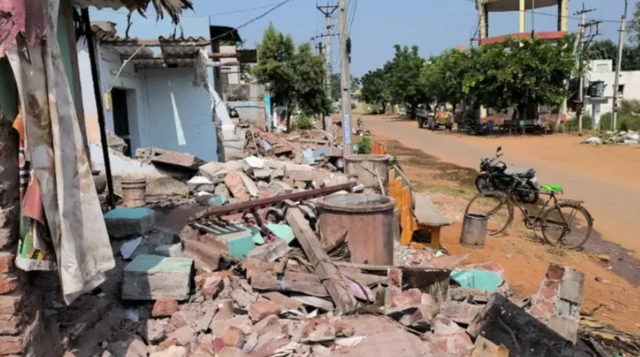 ఇప్పటం: రోడ్డు విస్తరణ కోసం కూల్చిన ఇంటి నిర్మాణాలు 