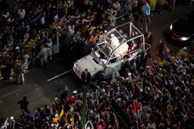 Папа Франциск в папомобиле
