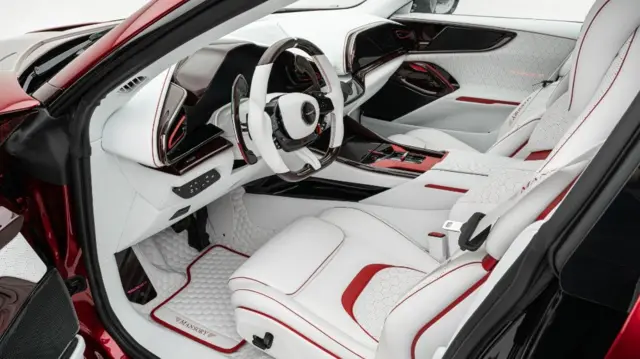 نمای صندلی‌های جلو و داشبورد منصوری پوگناتور که کاملا با چرم سفید پوشیده شده است