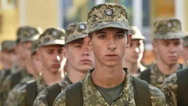 अनिवार्य भर्ती हुनुपर्ने उमेर २५ वर्षमा हुने भए पनि १८ वर्ष उमेरभन्दा माथिका युवालाई युक्रेन छोड्न अनुमति छैन