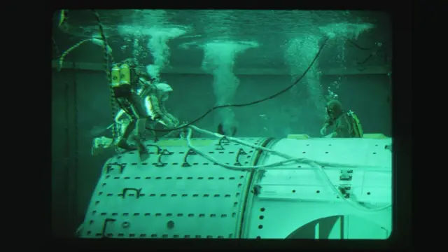 అంరిక్ష వాతావరణానికి, సముద్రపు అడుగు భాగానికి పోలికలు ఉన్నాయి