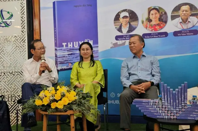 Nhà văn Nguyễn Đức Tùng (bìa trái) trong buổi giao lưu ra mắt sách tại Sài Gòn