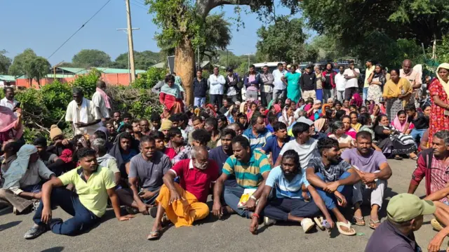 கூண்டு வைத்துப் பிடிக்கப்பட்ட புலியைக் காட்டுமாறு மக்கள் சாலை மறியலில் ஈடுபட்டனர்