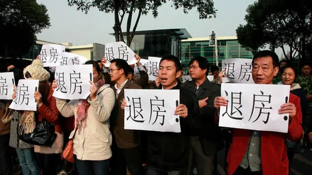 রিয়েল এস্টেট কোম্পানি নির্মাণকাজ বন্ধ করে দেয়ায় সাংহাইতে বিক্ষোভ করছেন গ্রাহকরা