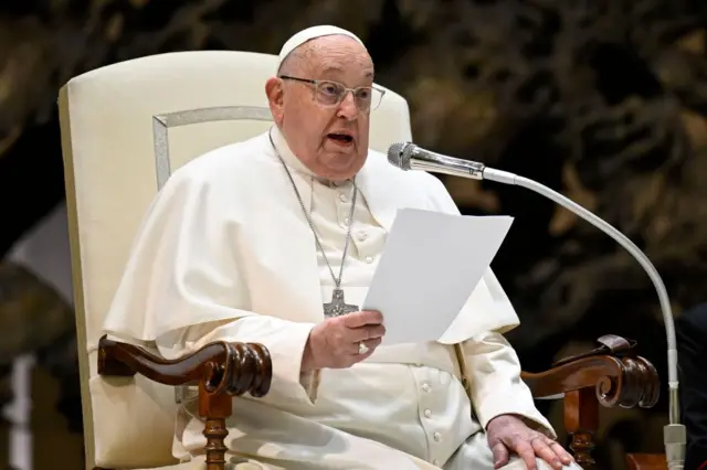 El papa Francisco está en una "situación clínica compleja" y seguirá hospitalizado "el tiempo que sea necesario" - BBC News Mundo