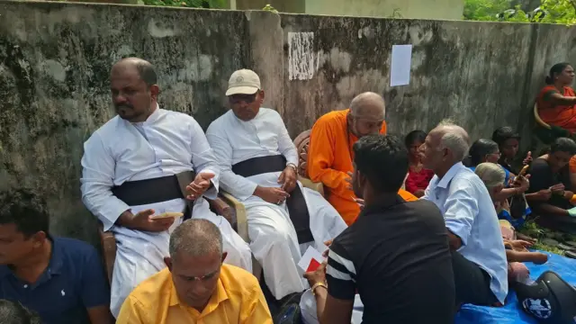 இலங்கை யாழ்ப்பாணம் தையிட்டி விகாரை முன்பு நடந்த போராட்டத்தில் பங்கேற்ற தமிழர்கள்