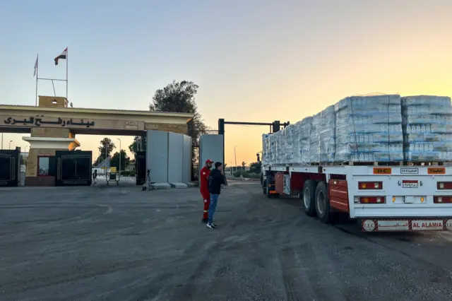 شاحنات تحمل مساعدات إنسانية ووقود على معبر رفح على الجانب المصري 