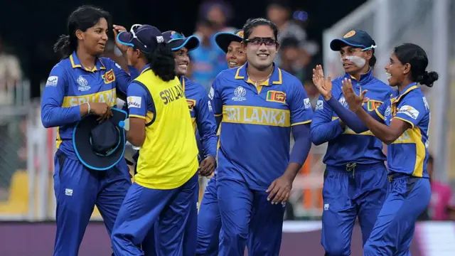 චමරි අතපත්තු ශ්‍රී ලංකා කාන්තා කණ්ඩායමේ සෙසු ක්‍රීඩිකාවන් සමග 