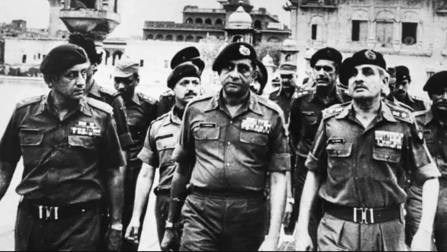 سابق فوجی سربراہ جنرل ویدیا گولڈن ٹمپل سے باہر آتے ہوئے
