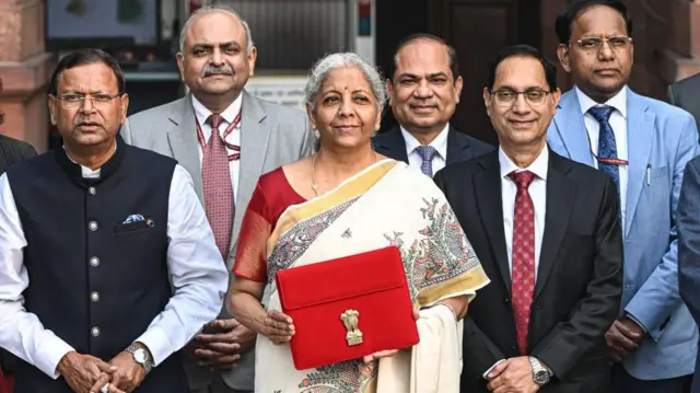 निर्मला के साथ वित्त मंत्रालय की टीम