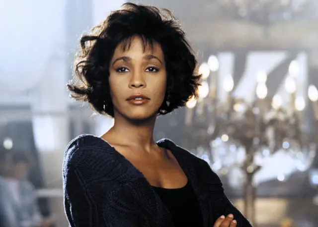 Whitney Houston yakinnye yitwa Rachel Marron nk'umuhanzi w'icyamamare muri The Bodyguard