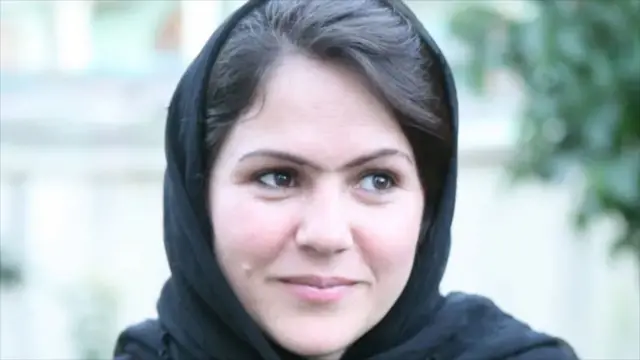 فوزیه کوفی با چادری سیاه رنگ بر سر