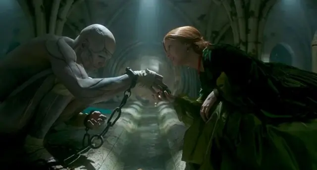 صحنهای از فیلم فرانکنشتاین ، یک زن در حال گرفتن دست مخلوق دکتر فرانکشتاین است