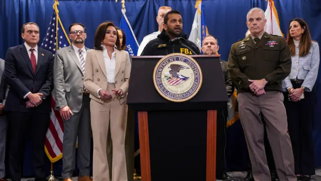 Директор ФБР Кэш Патель выступает на пресс-конференции с прокурором округа Колумбия Жанин Пирро и другими представителями властей по поводу стрельбы в Вашингтоне, округ Колумбия, США, 27 ноября 2025 года.
