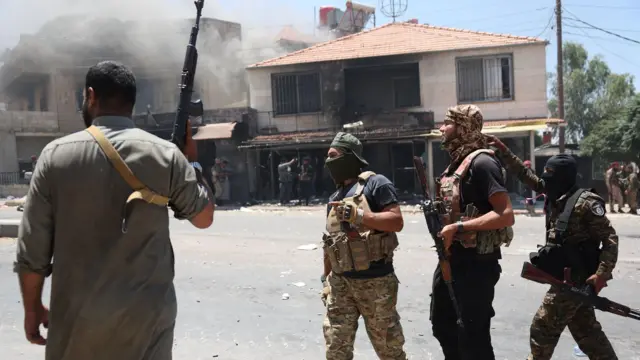  مسلحون من البدو والعشائر يتمسكون بمواقعهم خلال اشتباكات مع مقاتلين دروز في مدينة السويداء جنوب سوريا، رغم إعلان الرئيس السوري المؤقت عن "وقف فوري لإطلاق النار" في 19 يوليو/تموز 2025. 