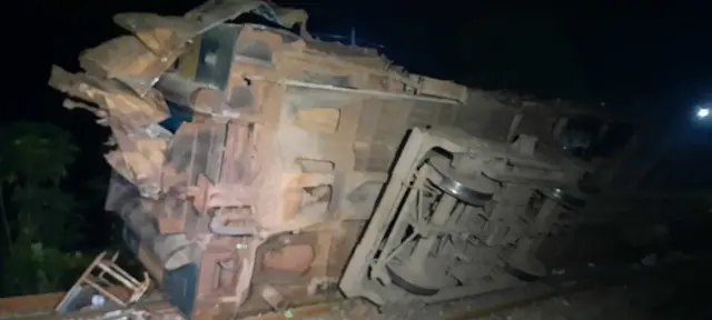 যাত্রীবাহী ট্রেনটি উল্টে পড়ে আছে