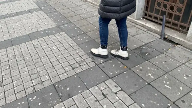 trotoar sa izlepljenim žvakama