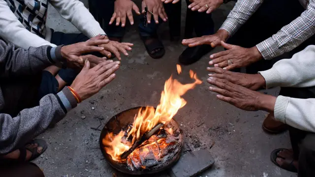 ભારતનાં અનેક શહેરોમાં હાલ શિયાળાની ઠંડીનો અનુભવ થઈ રહ્યો છે. ગુજરાતમાં પણ રાતે ઠંડીનો માહોલ અમૂક વિસ્તારોમાં જોવા મળી રહ્યો છે. પરંતુ હવે ગુજરાતમાં આગામી દિવસોમાં ઠંડી અને વરસાદને લઈને શું છે આગાહી?