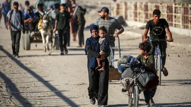 Gazze'de kuzey bölgelere hareket eden siviller.