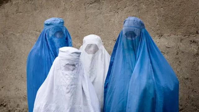 Аял башкалардын көзүн "кызартпаш үчүн" дене-башын бүт жаап жүрүшү керек