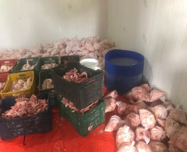 विभिन्न सहरमा आपूर्तिका लागि तयार पारिदै कुखुराको मासु