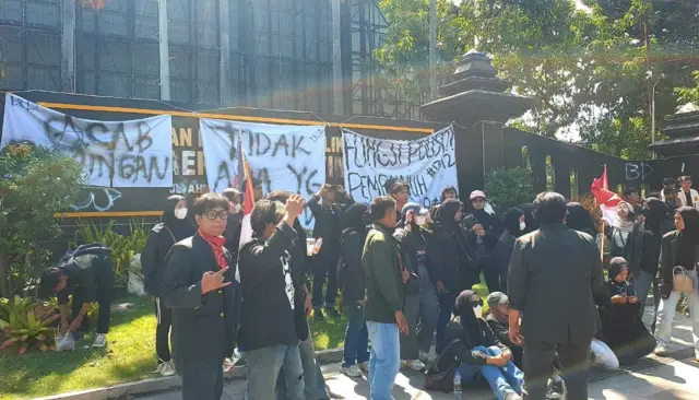 Sekelompok mahasiswa berunjuk rasa