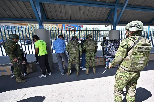 Personal militar realiza controles de armas y drogas en Quito, el 10 de febrero de 2026, como parte de la lucha contra la delincuencia. 