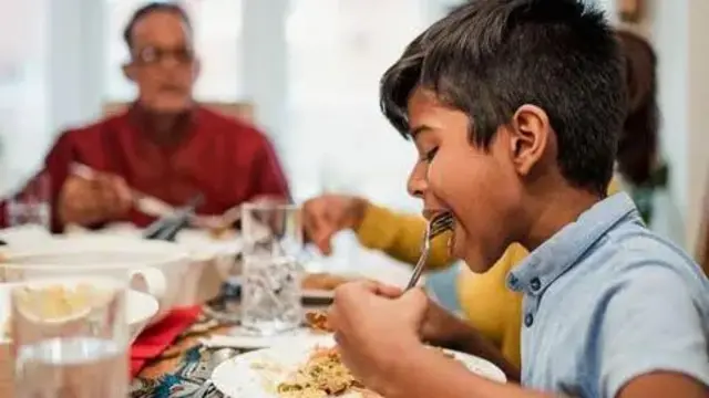 ඔබේ කාලය ගන්න, සෑම ආහාර කටක් හොඳින් සපන්න. වෛද්ය හයින්බර්ග් නිර්දේශ කරන්නේ සෑම ආහාර කටක්ම 15 සිට 30 වතාවක් සැපිය යුතු බවයි.