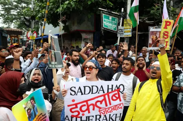 भारतमा प्रश्नपत्र 'लीक' भएको विरोधमा शिक्षामन्त्री धर्मेन्द्र प्रधानको राजीनामा माग्दै नयाँ दिल्लीस्थित जन्तरमन्तरमा कक्रोच जनता पार्टी (सीजेपी) ले गरेको आन्दोलनप्रति ऐक्यबद्धता जनाउन भेला भएका मानिसहरू, कोलकाता, भारत, २४ जुलाई २०२६