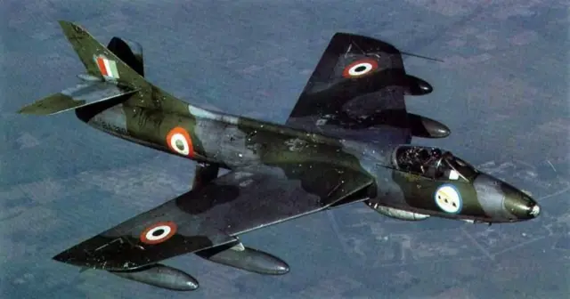 पाकिस्तानी रणगाड्यांवर हल्ला करणारे लढाऊ विमान हंटर.