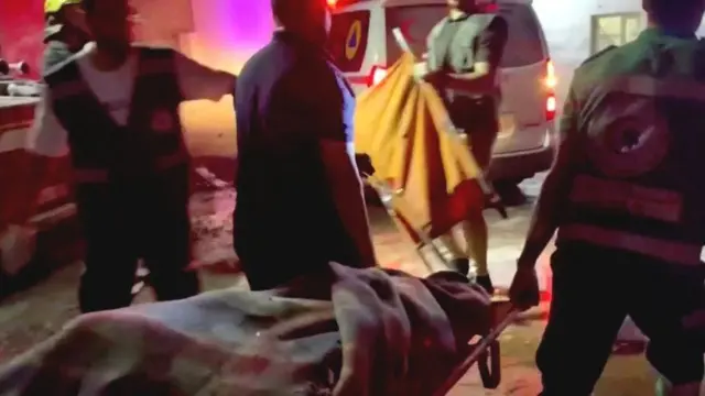 Abakora ubutabazi batwaye umuntu wishwe n'igiturika ku bitaro bya Al-Ahli Arab byo muri Gaza, ku itariki ya 17 Ukwakira (10) mu 2023 