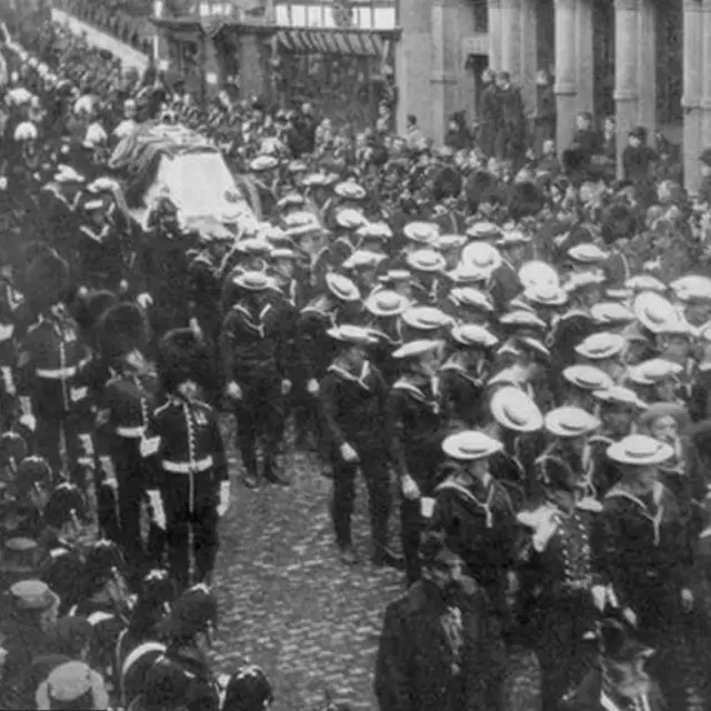 Àwọn èrò tó ń gbé òkú ọba lọ