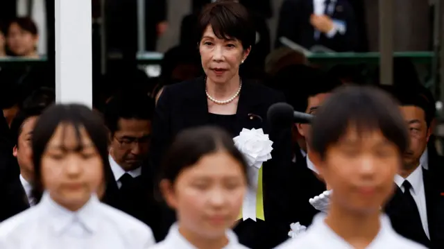 日本首相高市早苗於2026年8月9日在長崎和平公園舉行的長崎原爆81周年紀念儀式上，與兒童一同出席並觀看儀式。