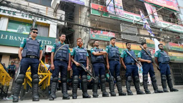 বিরোধী দল বিএনপি-র অবরোধ কর্মসূচীর সময় ঢাকাতে পুলিশ বাহিনী অবস্থান নিয়েছে