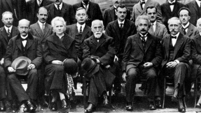 Imagen de la conferencia de Solvay de 1927. Compton aparece detrás de Albert Einstein, y a su derecha está Louis de Broglie. 