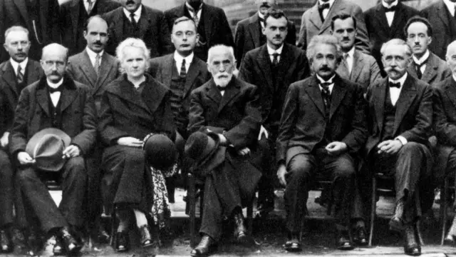 Image de la conférence Solvay de 1927. Compton apparaît derrière Albert Einstein, et à sa droite se trouve Louis de Broglie.