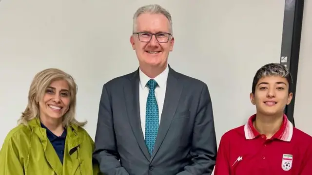 محدثه زلفی (راست) و زهرا سلطان مشکین‌کار به پنج بازیکنی که ابتدا در استرالیا ماندند، ملحق شدند اما بعد نظرشان را تغییر دادند و تصمیم به بازگشت گرفتند