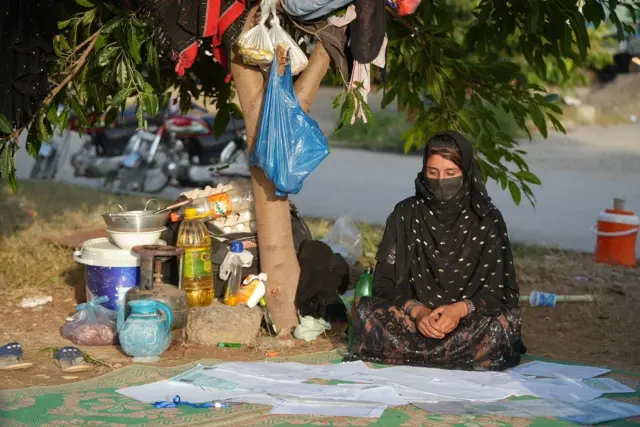 نازدانه به مدارک طلاقش نگاه می‌کند