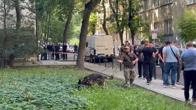 На місці працюють кінологи