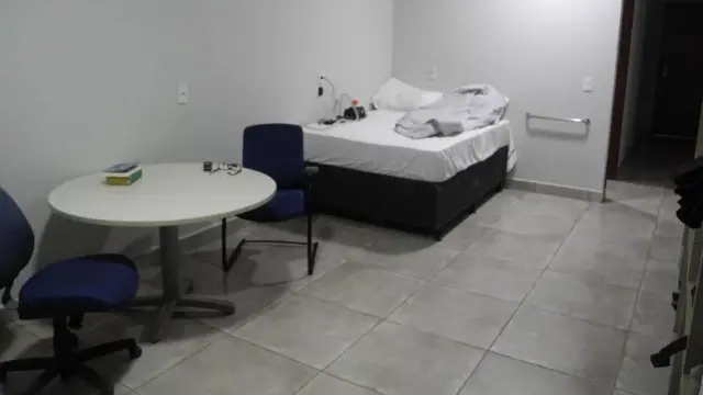 Vista do quarto-sala. As setas mostram a campainha de pânico/emergência e a
barra de apoio à beira leito