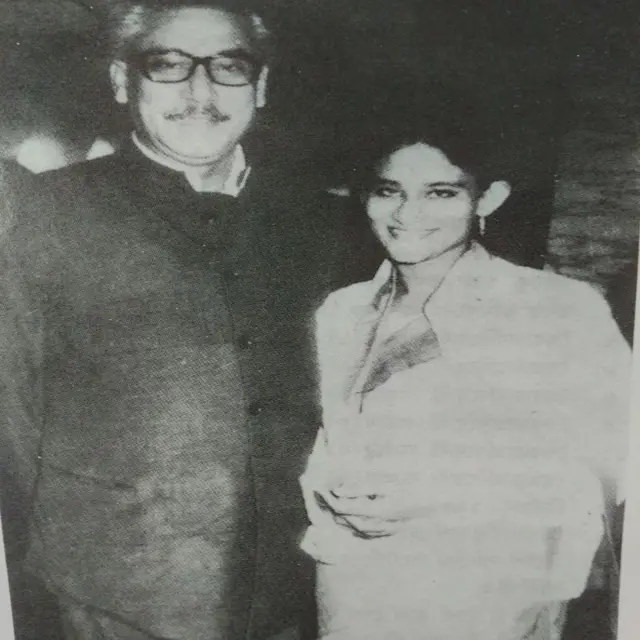 शेख हसीना वडील शेख मुजीब यांच्यासोबत 
