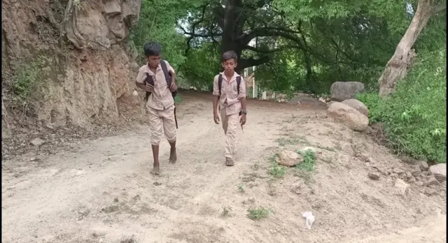 சாலை வசதி இல்லாத கிராமம்