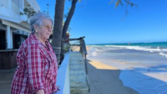 Elsie Herger olhando para o mar