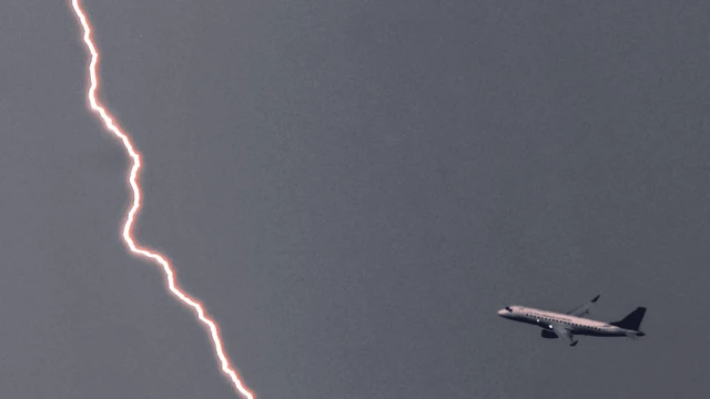 Piorun uderza niedaleko od samolotu startującego z lotniska Logan
