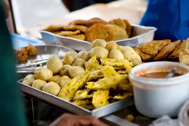 මෙම චක්‍රලේඛය මගින් පාසල් ආපනශාලාවල සහ පාසල් පරිශ්‍ර තුළ අලෙවිය තහනම් කරන ආහාර ලැයිස්තුවක් ද සඳහන් කර ඇත.