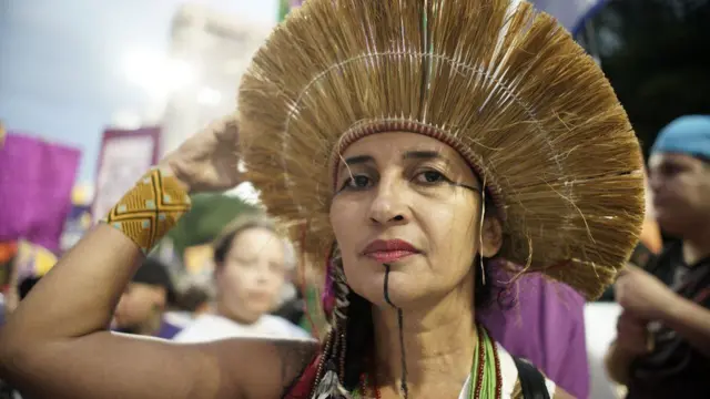 Mulher em manifestação pelo Dia Internacional das Mulheres em São Paulo em 2023