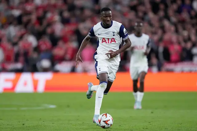 Pape Matar Sarr, milieu de terrain central et arrière gauche de Tottenham et du Sénégal, lors de la finale de l'UEFA Europa League 2025 entre Tottenham Hotspur et Manchester United à l'Estadio San Mames, le 21 mai 2025 à Bilbao, en Espagne. 