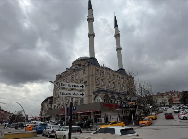 Ankara'nın Keçiören ilçesinin meydanında, Şenlik ve Yakacık mahallelerinin ayrımında yer alan bir cami