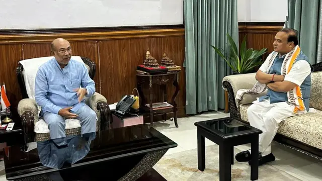 मणिपुर के मुख्यमंत्री एन बीरेन सिंह के साथ असम के मुख्यमंत्री हिमंत बिस्व सरमा 